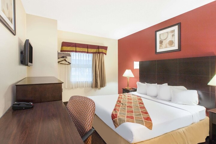 Room 4 of 18