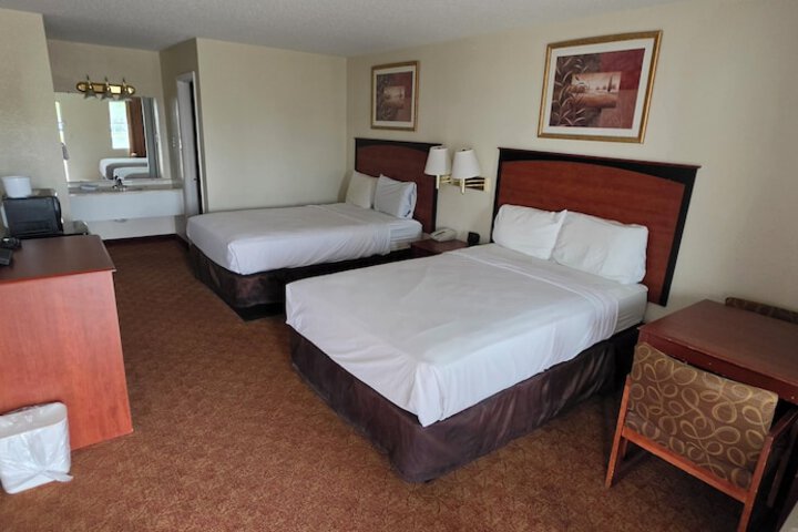 DELUXE INN SHAMROCK