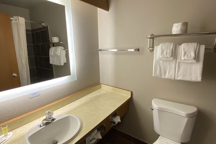 Super 8 by Wyndham Green Bay Near Stadium
