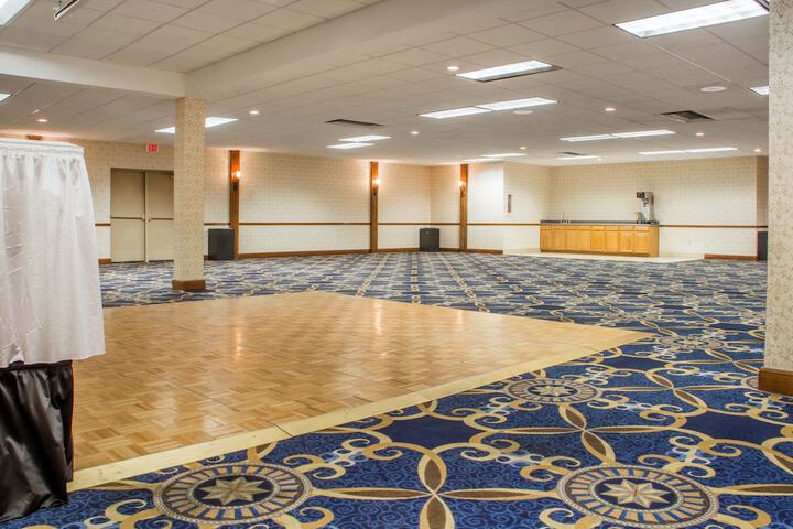 Ballroom/Hall 30 of 38