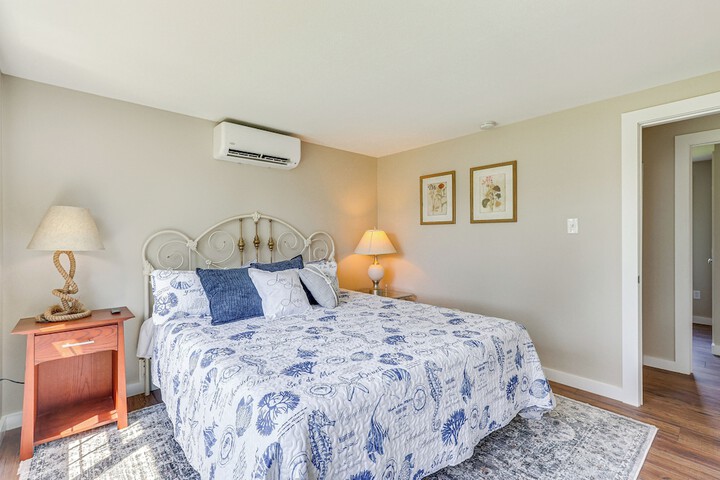 Old Saybrook Home w / Screened Porch & Ocean View!
