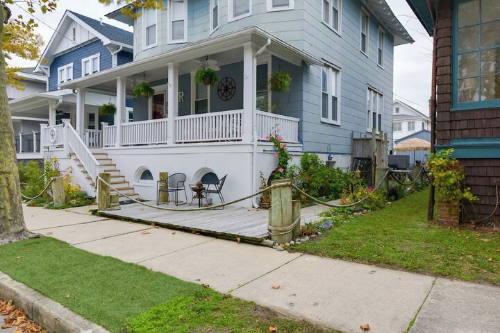 Cozy Ventnor Getaway: Walk to Public Beach!
