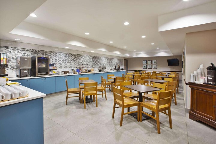Country Inn & Suites by Radisson Big Rapids, MI