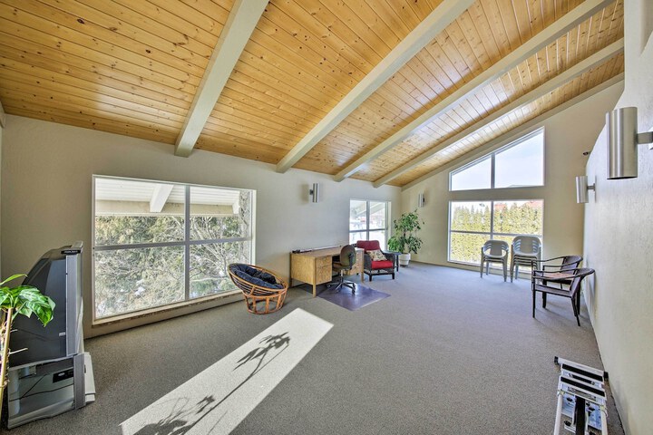 Lake Pend Oreille Condo w / Porch & Mountain View!