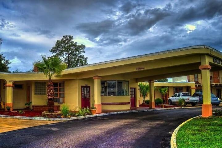 NASSAU HOLIDAY MOTEL