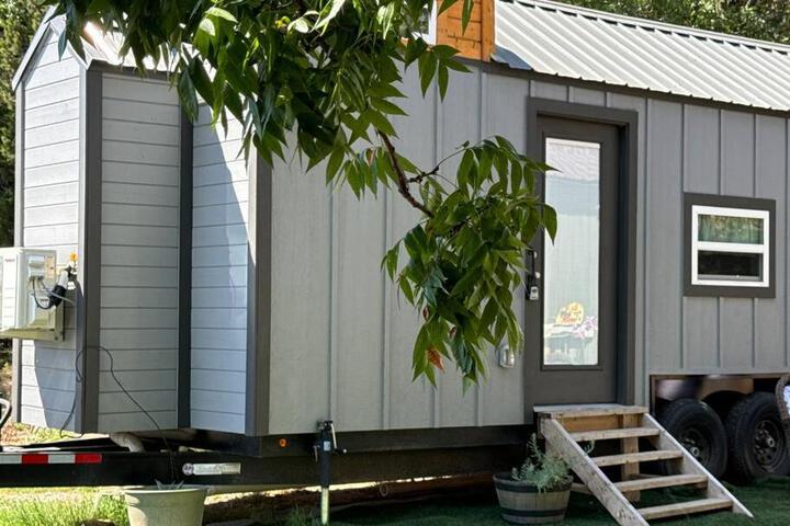 Shangrila Tiny Home near Dove Ridge Winery