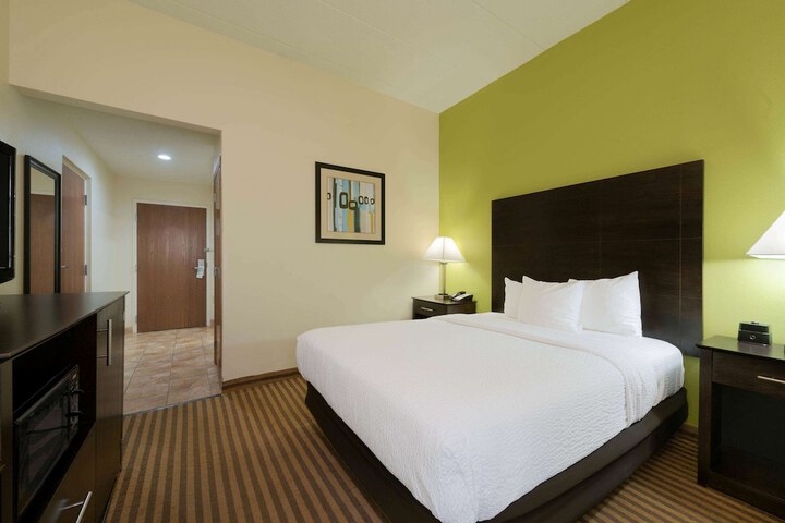 La Quinta Inn & Suites by Wyndham Columbus - Grove City