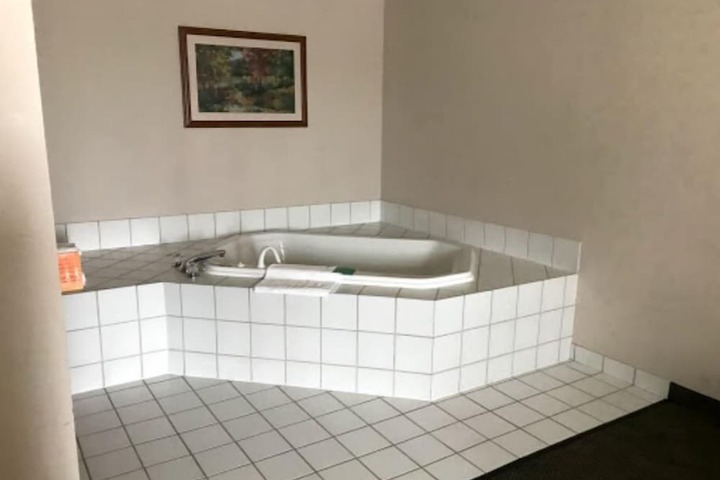 Hot Tub 57 of 63