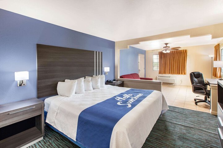 Room 5 of 16