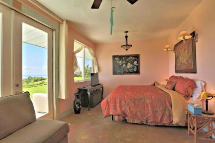 Puumoi Pink House and Sunrise Studio