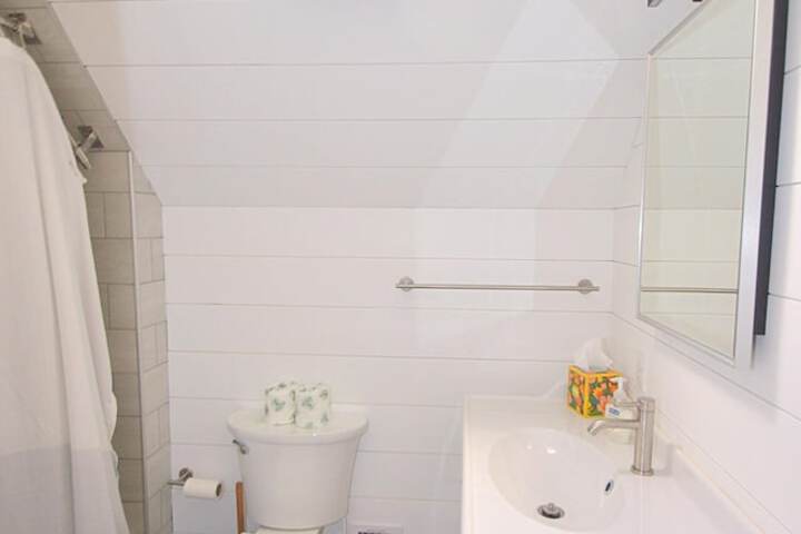 Rosies Creekside Retreat - 3 BR Escape!