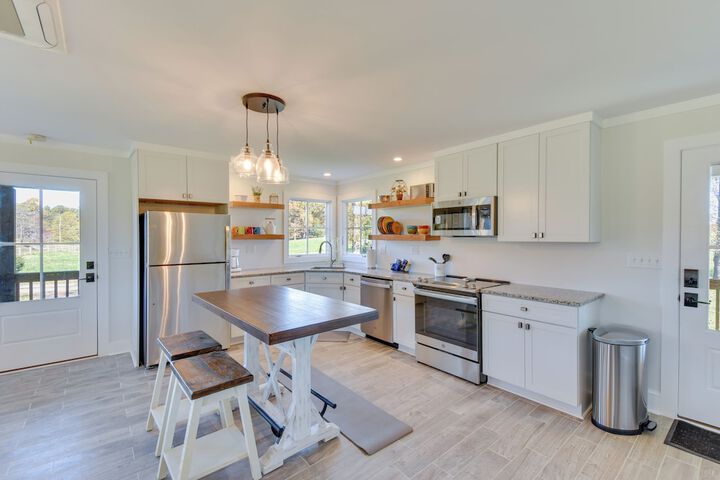 Modern Clarkesville Cottage w / Decks & Patio!