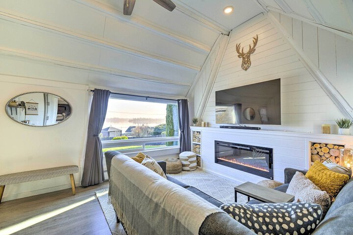 Puget Sound Cabin With Hot Tub and Water Views!