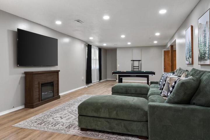 Spacious Cabin Near Hocking Hills and Caves with Hot Tub and Firepit