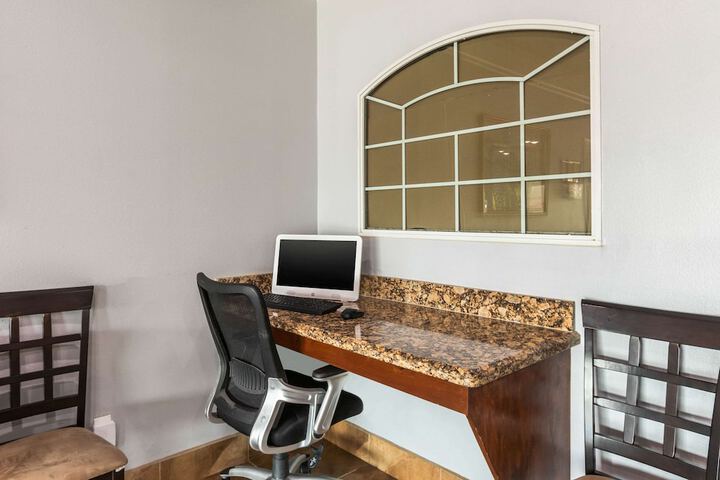 Quality Inn & Suites at the Outlets Mercedes / Weslaco