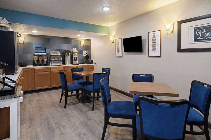 Days Inn & Suites by Wyndham Kokomo