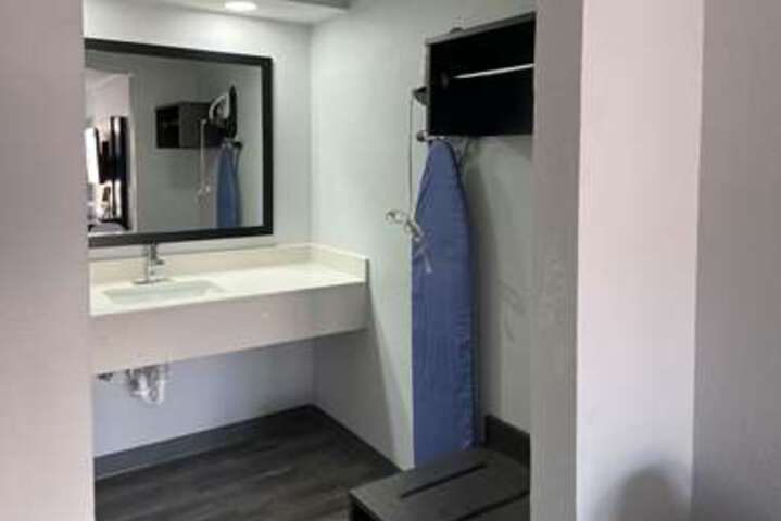 Room 52 of 100
