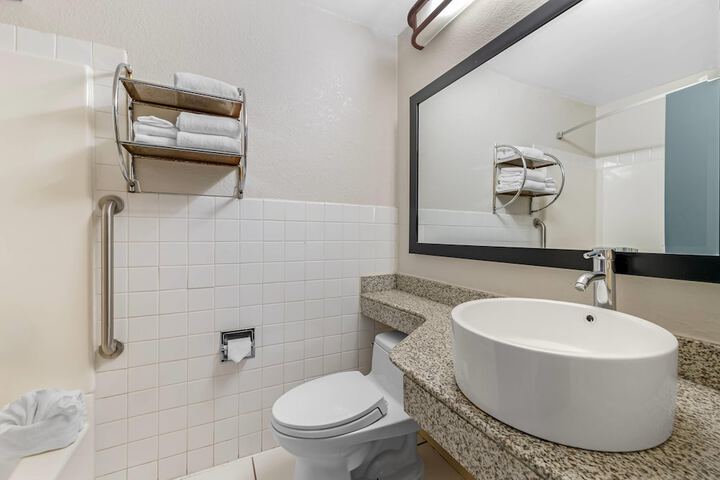 Quality Inn & Suites Kansas City - Independence I-70 East