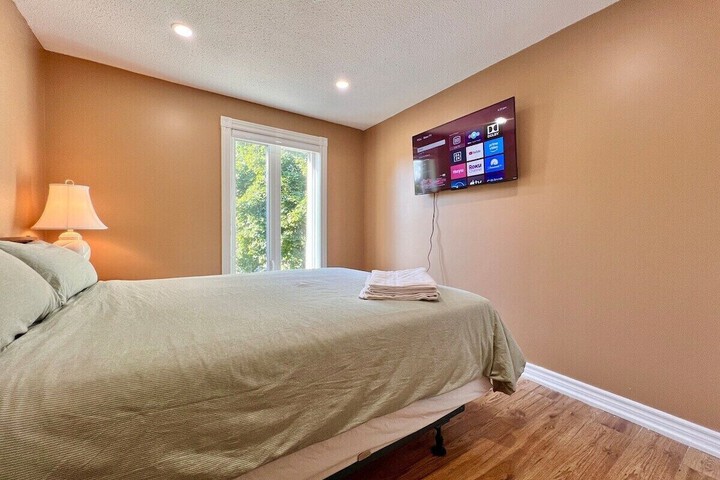 Cozy Home Near Transit & Hillcrest Mall with Free Parking