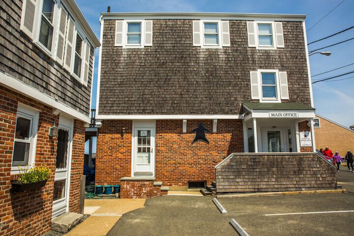 Bearskin Neck Motor Lodge