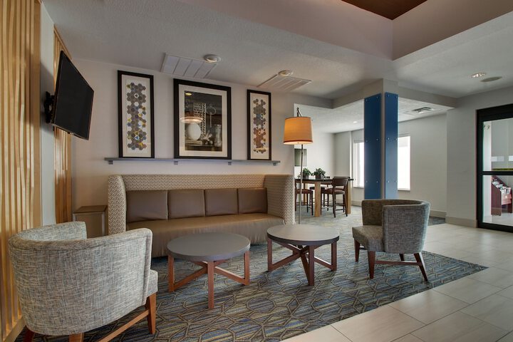 Holiday Inn Express & Suites Morris by IHG