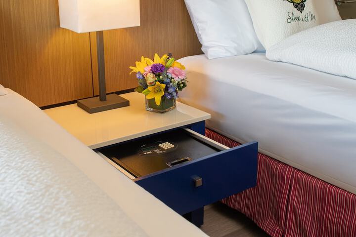 Staypineapple Hotel Rose, Downtown Portland