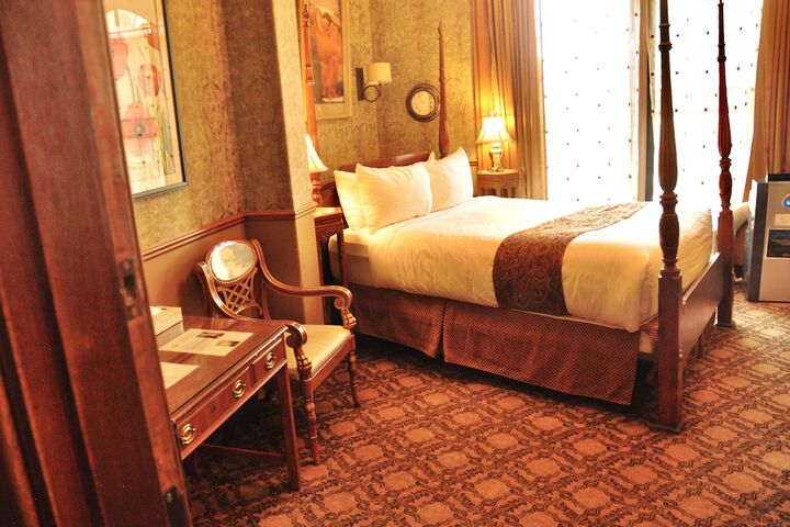 Room 34 of 87
