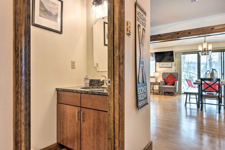 Hartford Escape w / Fire Pit 3 Mi to Ski & Golf!
