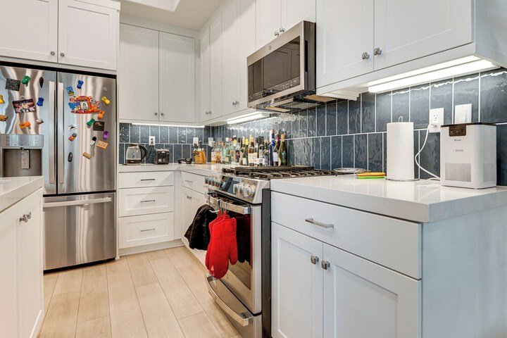 12 Mi to Dtla! Multi-level Charmer w / Pool Access