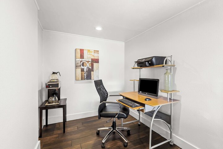 Business Center 36 of 36