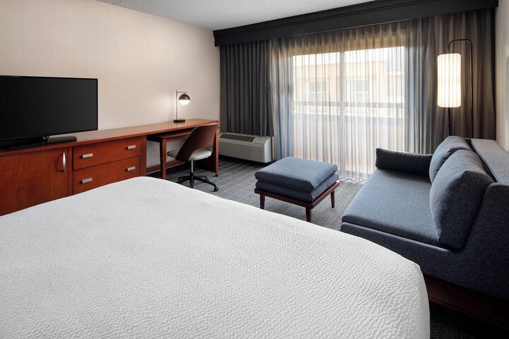 Courtyard by Marriott Bakersfield