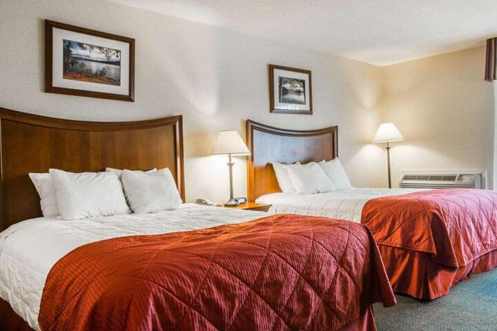 Clarion Inn & Suites at the Outlets of Lake George