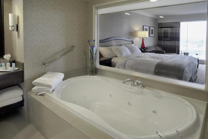 Hilton Niagara Falls / Fallsview Hotel & Suites