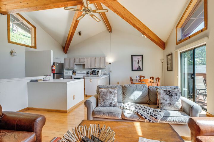 1 Mi to Diamond Peak: Townhome w / Lake Views