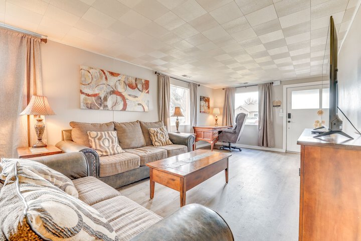 Family-friendly Ontario Home in Central Location!