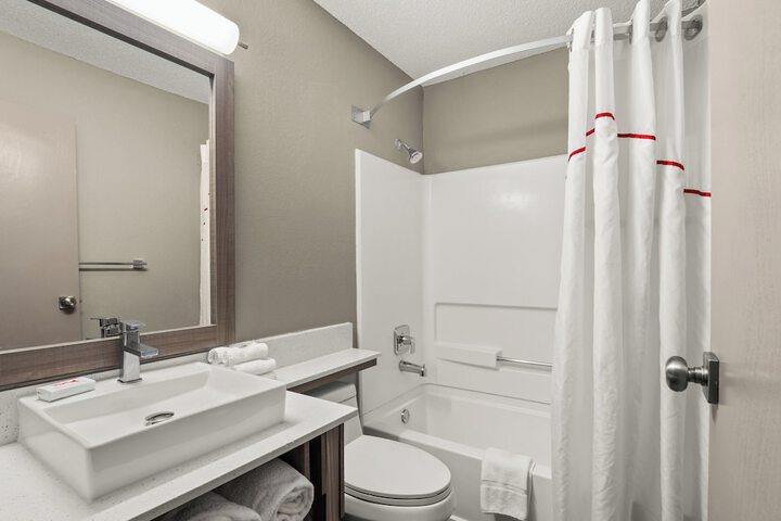 Red Roof Inn PLUS+ Belleville