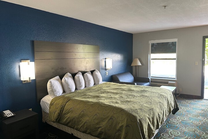 Clairmont Inn & Suites Warren