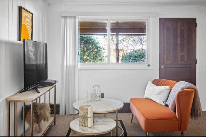 Cheerful Studio Getaway / Garden/By Lake State Park.