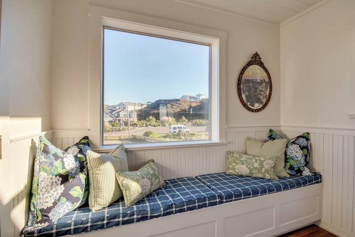 Scenic Bandon Vacation Rental w / Beach Access!