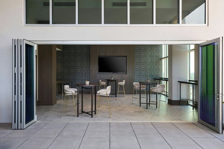 Lounge 56 of 58