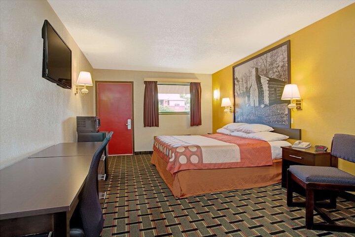 Room 33 of 62