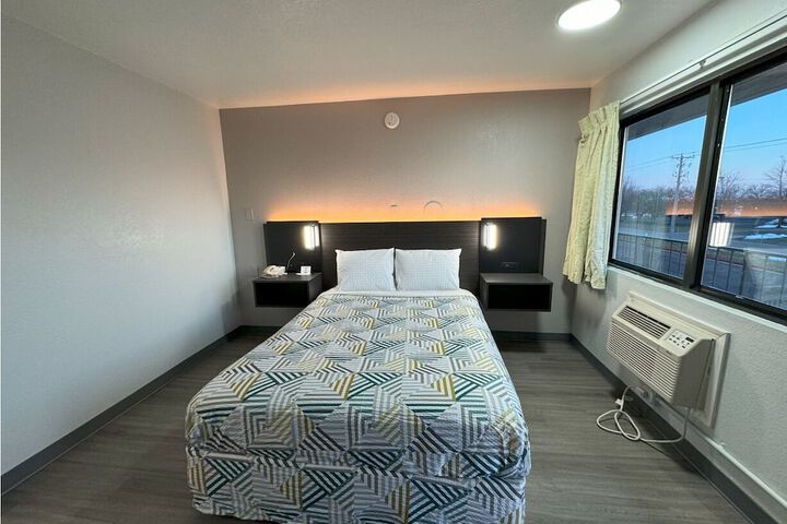 Room 9 of 18