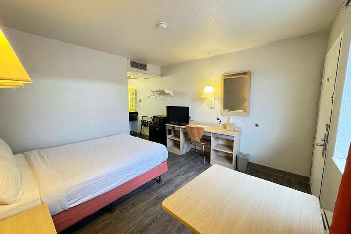 Room 9 of 32