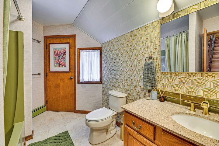Near Canandaigua Lake: Retro Cabin w / Deck & Views