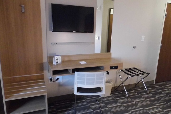 Microtel by Wyndham Vernal / Naples