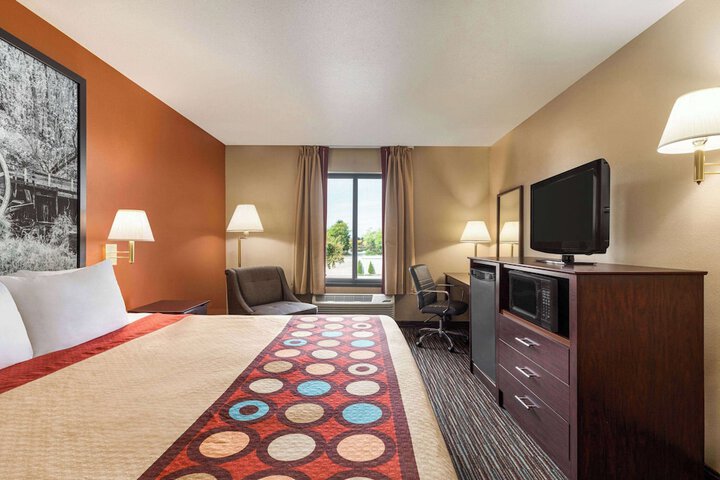 Super 8 by Wyndham Germantown / Milwaukee