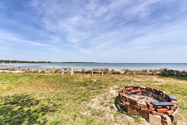 Oceanfront White Stone Cottage w / Private Beach!