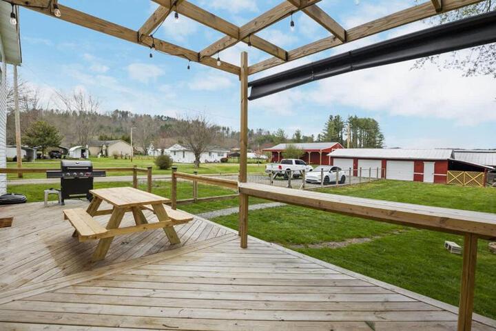 Charming 4 bedroom farmhouse with large backyard for entertaining