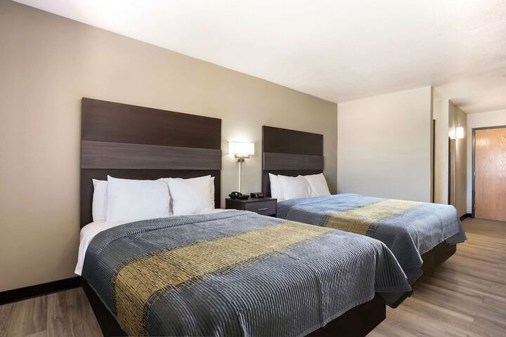 Room 11 of 28