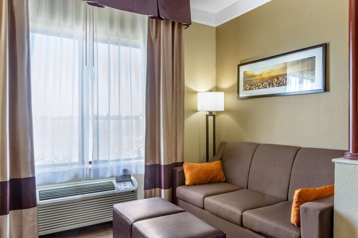 Comfort Suites Plainview